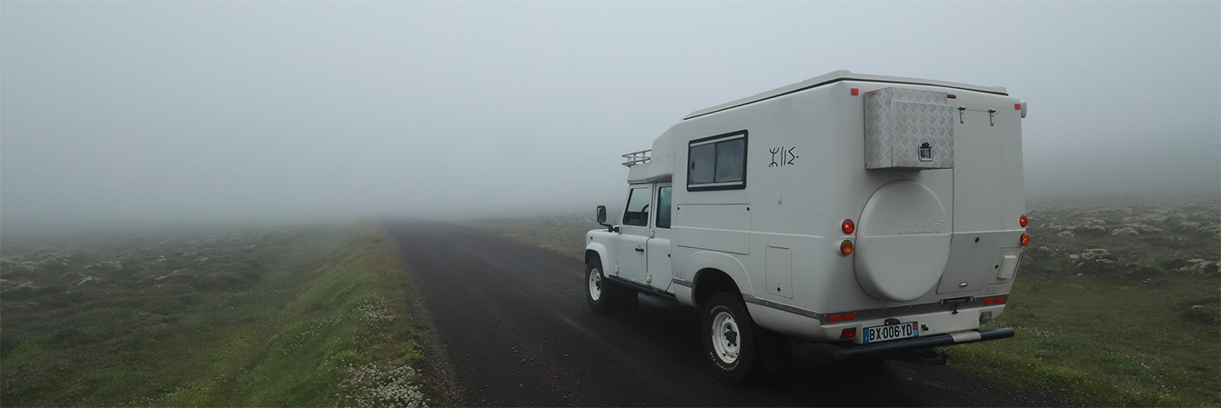 Route côtière dans les nuages, et Akureyri